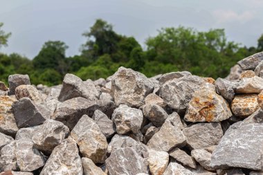 Açık alanlarda doğal taşlar ve ağaçlar