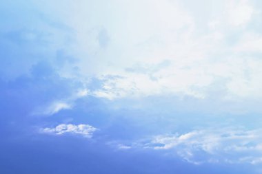 Gökyüzü güzel bulutlarla mavidir.