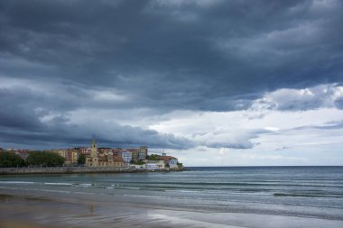 Kilise ve bulutlar 1