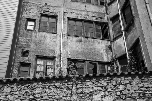 Hausfassade in schwarz-weiß 1 — Stockfoto