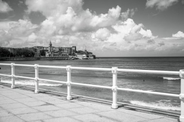 Kilise ve korkuluk siyah beyaz 1