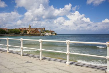 Korkuluk ve kilise 1