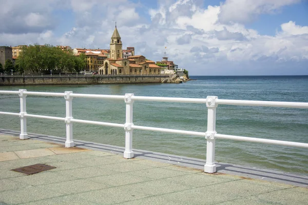 Korkuluk ve kilise 2