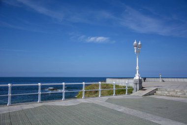 Gökyüzü ve sokak lambası 2