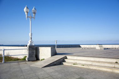 Bir sokak lambası mavi gökyüzü ve gün ışığı ile fotoğrafı