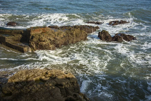 Deniz Dalga Güneş Işığı Olan Birkaç Kaya — Stok fotoğraf