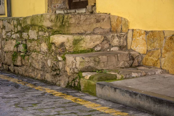 Foto Einer Steintreppe Mit Mehreren Farben Steinstruktur Und Sonnenlicht — Stockfoto