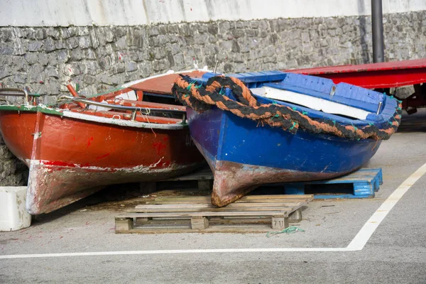 Две Лодки Нескольких Цветов Холодных Цветов Солнечного Света — стоковое фото