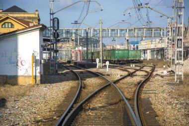 Birkaç renk ve güneş ışığıyla tipik bir Asturian tren yolu fotoğrafı.