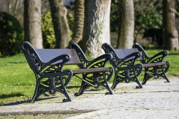 Photo Several Benches Selective Focus Sunlight — Stock Photo, Image