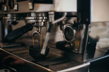 Kahve makinesi espresso yapıyor.