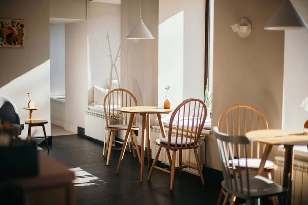 Güneşli bir günde kafede masalar