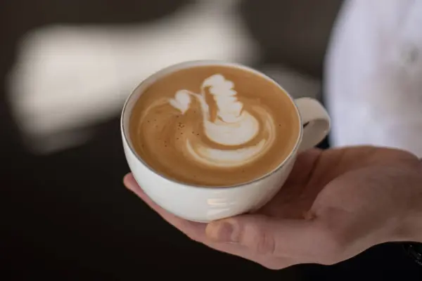 Kahveci ellerinde kapuçino.