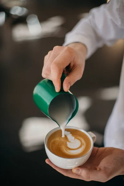 Barista cappuccino ile büyüyor.