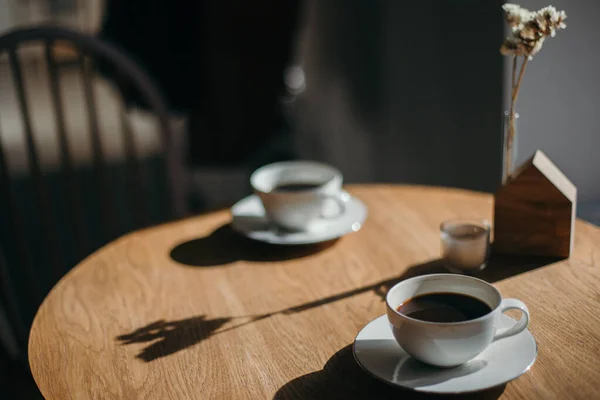 Kahve masasında iki kahve.