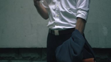 Adam Carton Kahve Kupasını tutuyor.