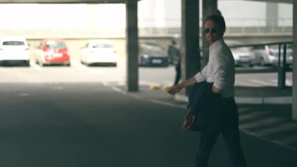 El joven empresario apuesto que va al estacionamiento — Vídeo de stock