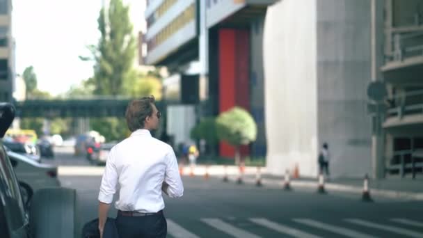 Mans wandelen in de stad straat — Stockvideo