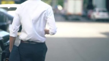 Yolda yürüyen bir adam var.