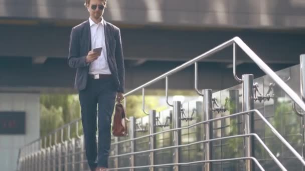 El hombre de negocios caminando en el puente del centro de negocios — Vídeo de stock