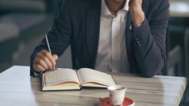 Yakışıklı iş adamı telefonda konuşuyor.