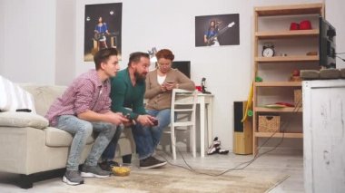 Mutlu Aile Kavramı. Oğul ve baba oyuncular, video konsol oyunu oynayın.