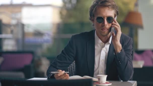 Разговор бизнесменов по телефону — стоковое видео