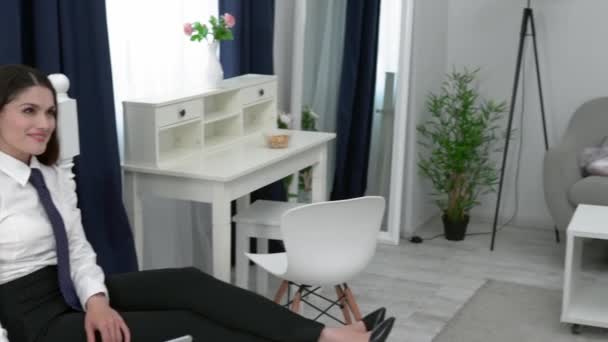 Dom Mąż Pomaga Swojej Żonie Oczyścić Cały Apartament I Zrobić Pranie — Wideo stockowe