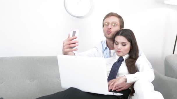Mężczyzna robi zabawne selfie ze swoją kobietą, która nie chce być fotografowana przez telefon. — Wideo stockowe