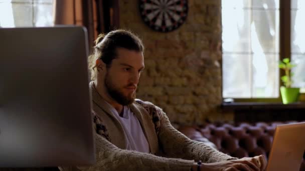 Freelancer bem sucedido trabalhando com laptop no espaço de co-trabalho — Vídeo de Stock