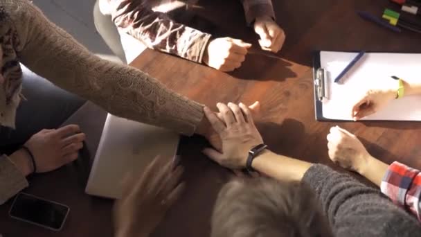 Groupe de pigistes donne Highfive geste d'union les uns aux autres 