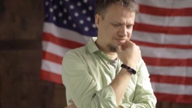 Amerikalı Adam gülümsedi ve onayladı