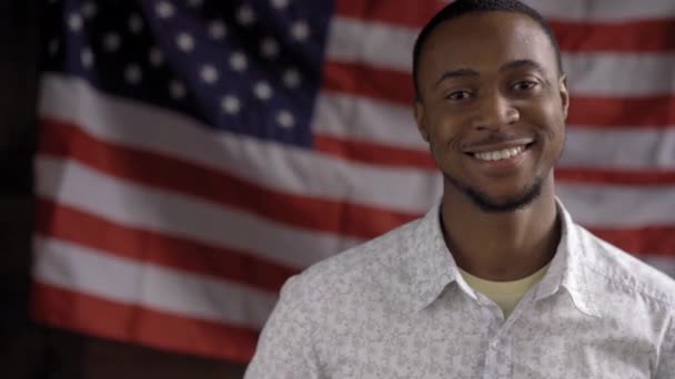 Cidadão americano ri na bandeira das Américas de volta — Vídeo de Stock