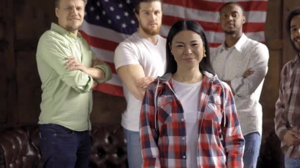 Equipo multiétnico de jóvenes emprendedores estadounidenses se regocija en una exitosa puesta en marcha — Vídeos de Stock