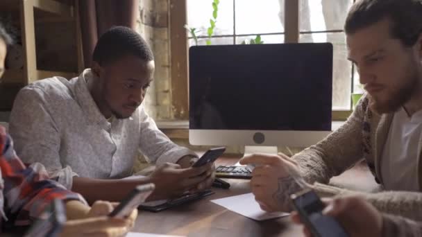 Diverse Gruppe von Unternehmern, die in ihren Mobiltelefonen chatten — Stockvideo