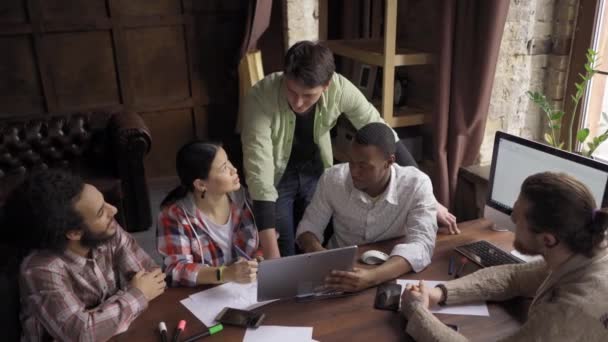 Brainstorming Time Of Diverzum Etnicitás Üzleti partnerek — Stock videók