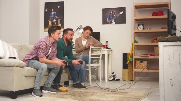 Padre e hijo pasaron tiempo en videojuegos en la consola . — Vídeo de stock