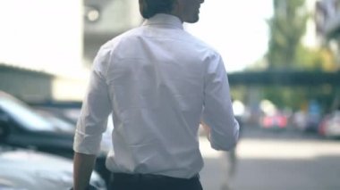 Şehir Caddesinde Yürüyen İşadamları