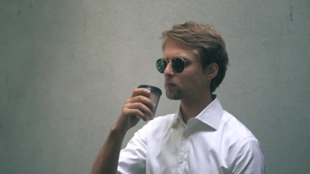 Brutale zakenman die koffie drinkt — Stockvideo