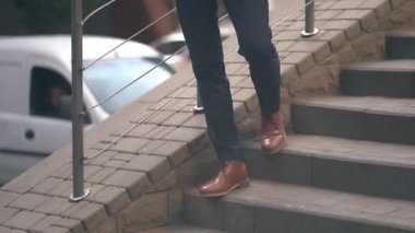 Telefonda konuşan adam.