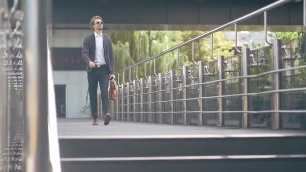 Der Geschäftsmann auf der Brücke des Business Centers — Stockvideo