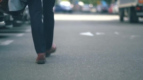 Mans ben vandrar på vägen — Stockvideo
