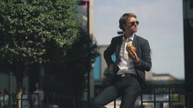 Aperatif yiyen aç adam.