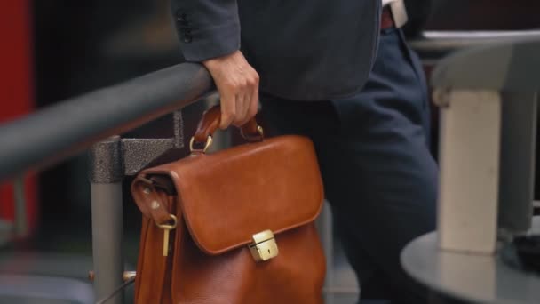 Der Mann, der neben dem Geländer steht — Stockvideo