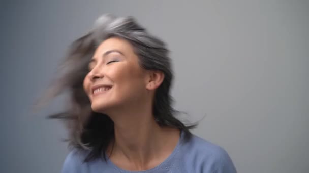 Encantadora Señora Asiática Mediana Edad Con Increíble Pelo Gris Está — Vídeos de Stock