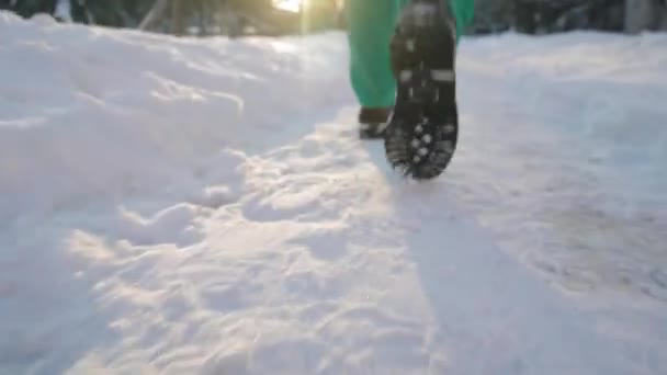 Supper Close Up Walking Man On Winter Snowy Trail. — Stock Video
