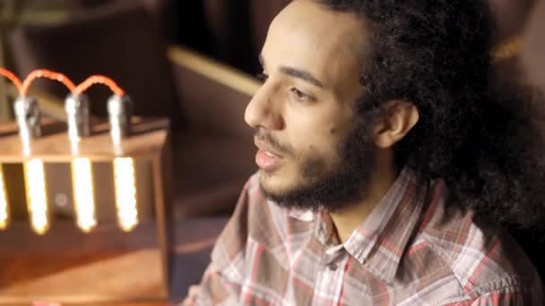 Młody Człowiek Arabski Lub Marokański Siedzi Biurze Rozmawia Kolegą Zbliżenie — Wideo stockowe