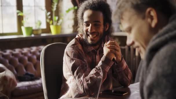 Gente Negocios Multiétnicos Felices Discutiendo Con Colega Oficina Brillantemente Iluminado — Vídeo de stock