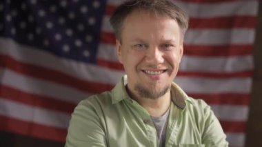 Yakışıklı, açık renk saçlı, orta yaşlı bir adam, coğrafya öğretmeni öğrencilerini gördüğüne sevindi. Amerikan ya da Amerikan bayrağı üzerinde duran serbest çalışan biri ve gülümsüyor. Yüzünde şeytani bir yeşil.