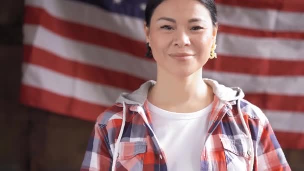 Asiatique immigrante sur fond drapeau des Etats-Unis — Video